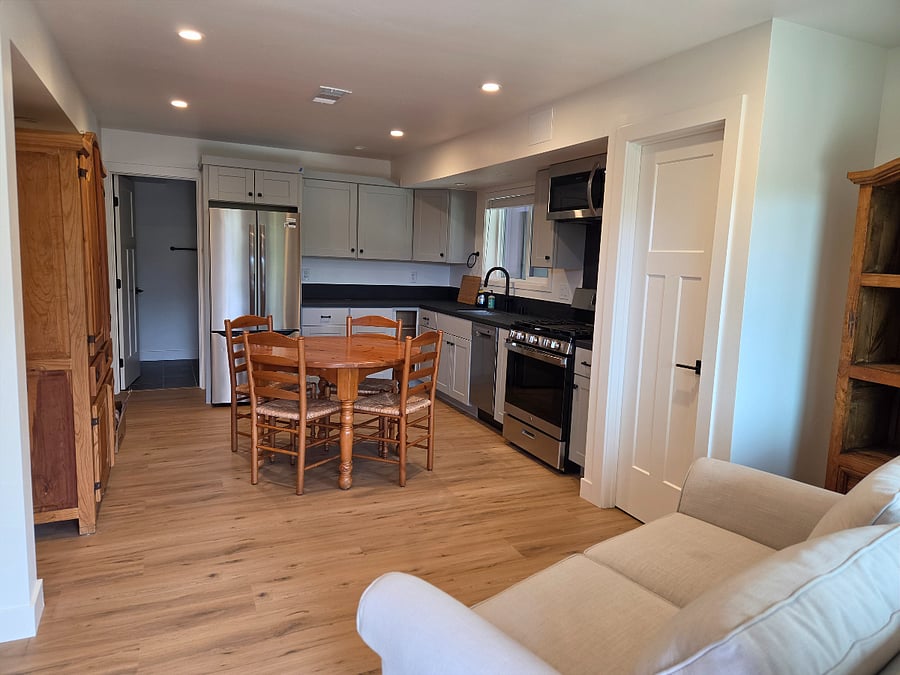 living room/kitchen/dining area