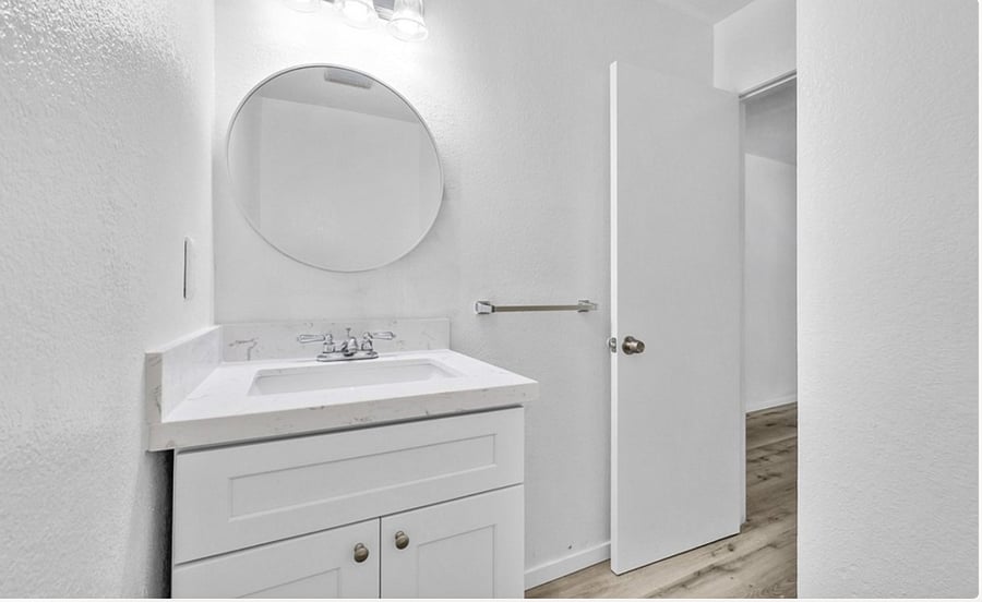 En suite bathroom in primary bedroom