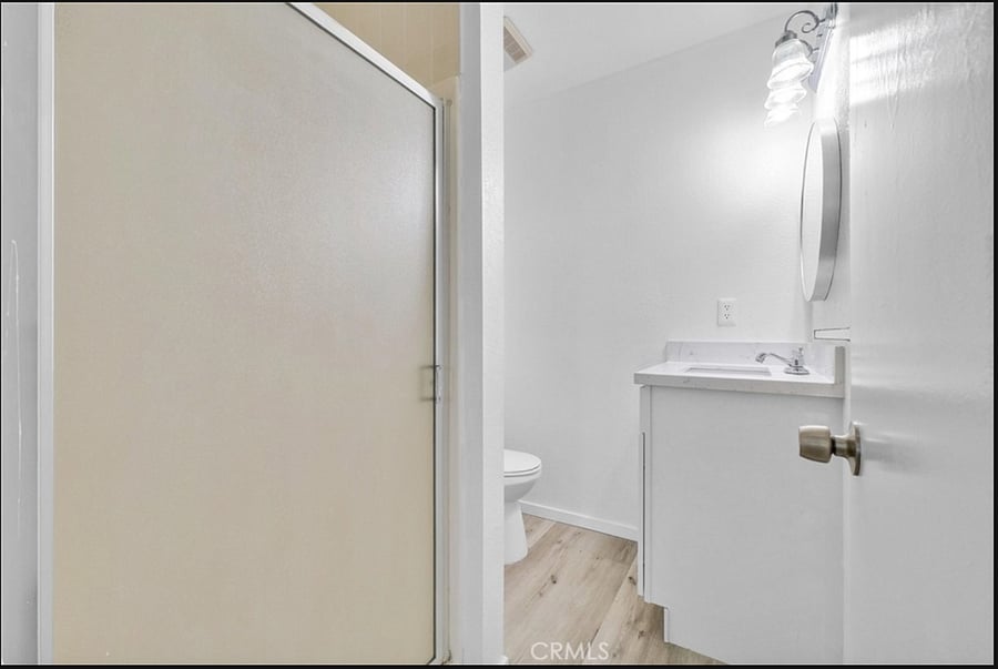 En suite bathroom in primary bedroom