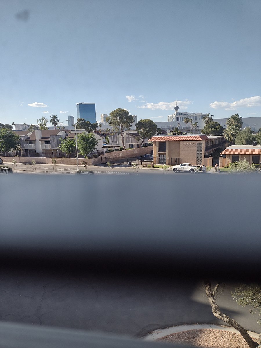 Near convention center
and hotels on the world famous
Las Vegas Strip