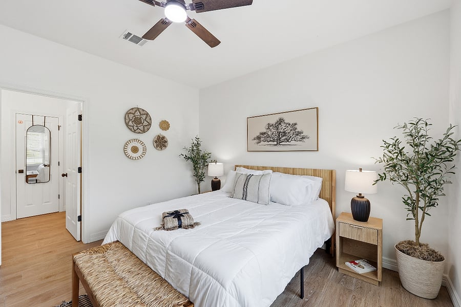 Master Suite - Queen bed with full bathroom