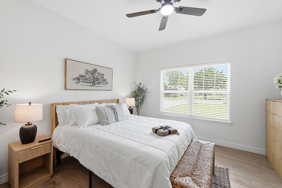 Master Suite - Queen bed with full bathroom
