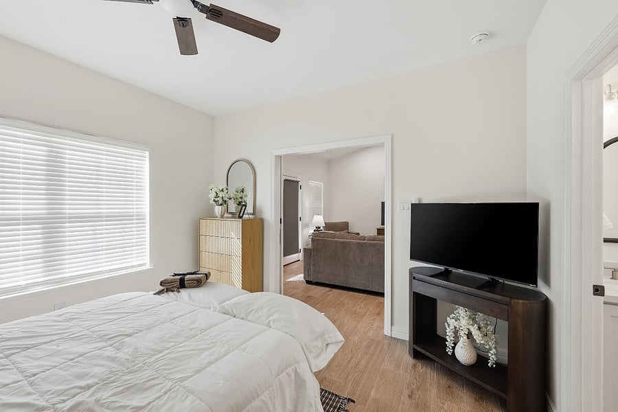 Master Suite - Queen bed with full bathroom