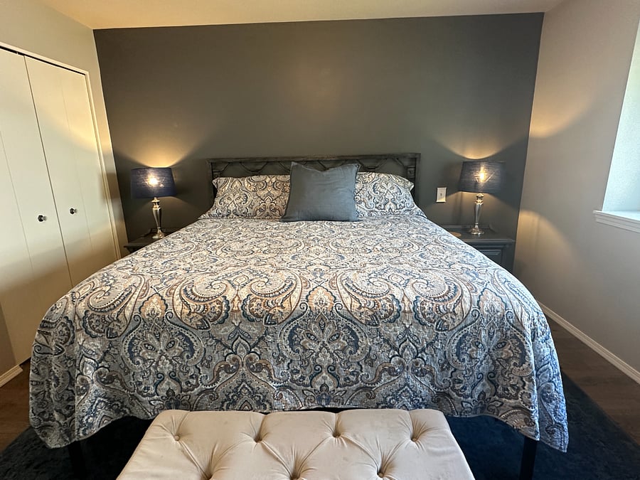 King room with en suite bath and blackout shade