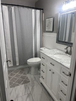 Hall Bathroom with tub/shower
