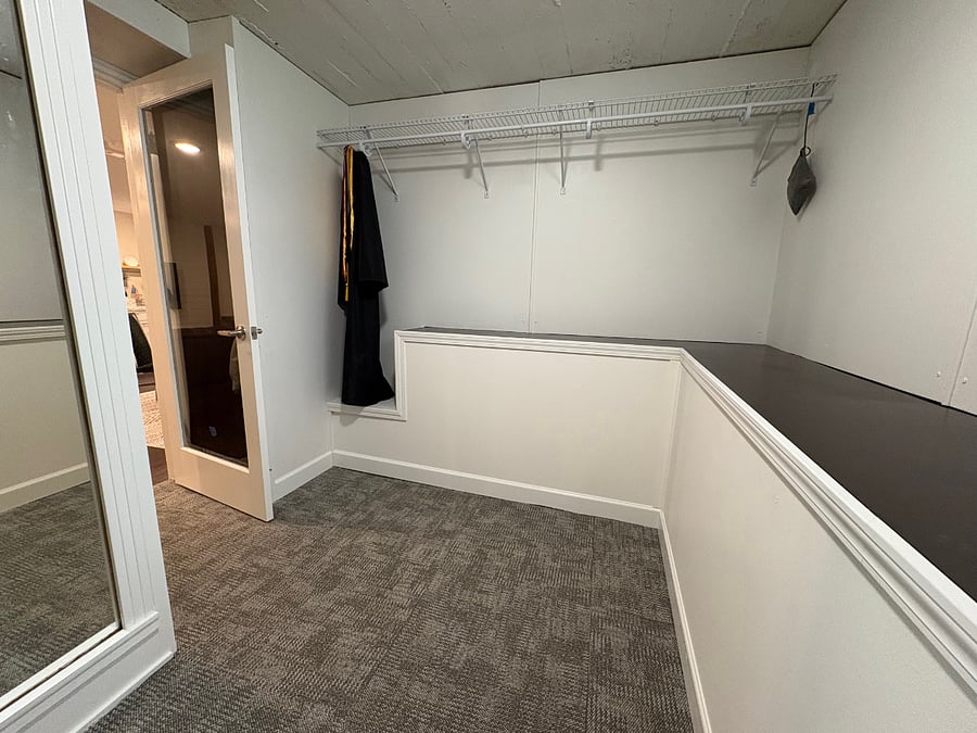 Walk-in closet: Long and short hang available
