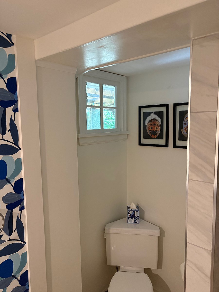 Bathroom: lots of natural light