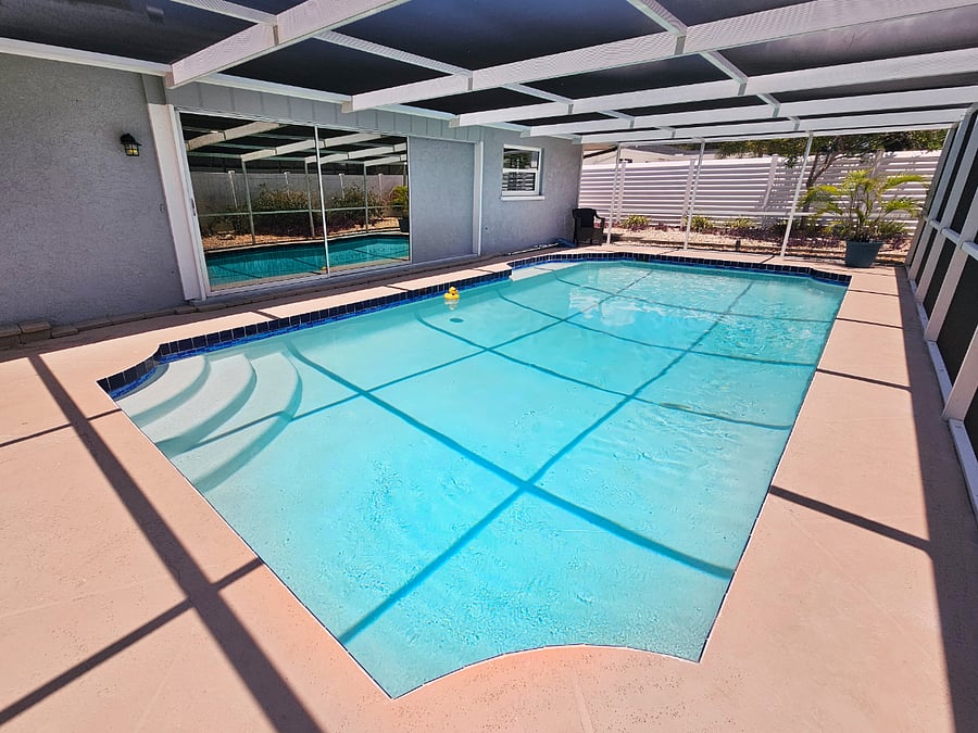 Large 30 x 15 Screened Pool with Patio Furniture and Weekly Pool Service