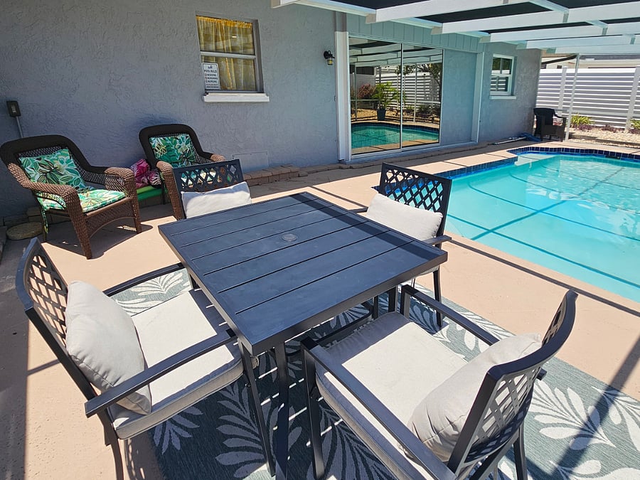 Large 30 x 15 Screened Pool with Patio Furniture and Weekly Pool Service
