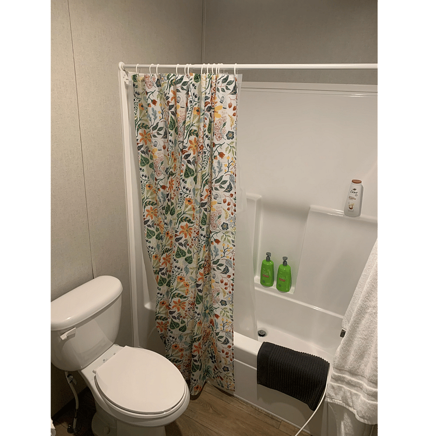Shared bathroom for rooms 2 & 3.