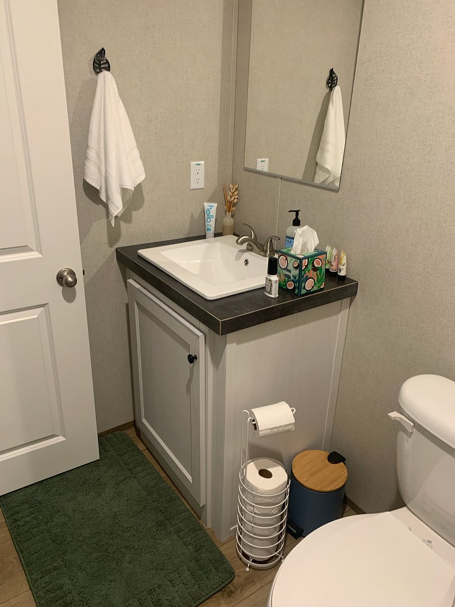 Shared bathroom for rooms 2 & 3.