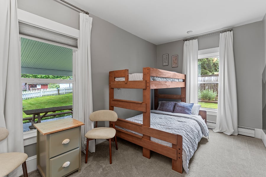Upstairs Bedroom (1 queen 1 twinXL)