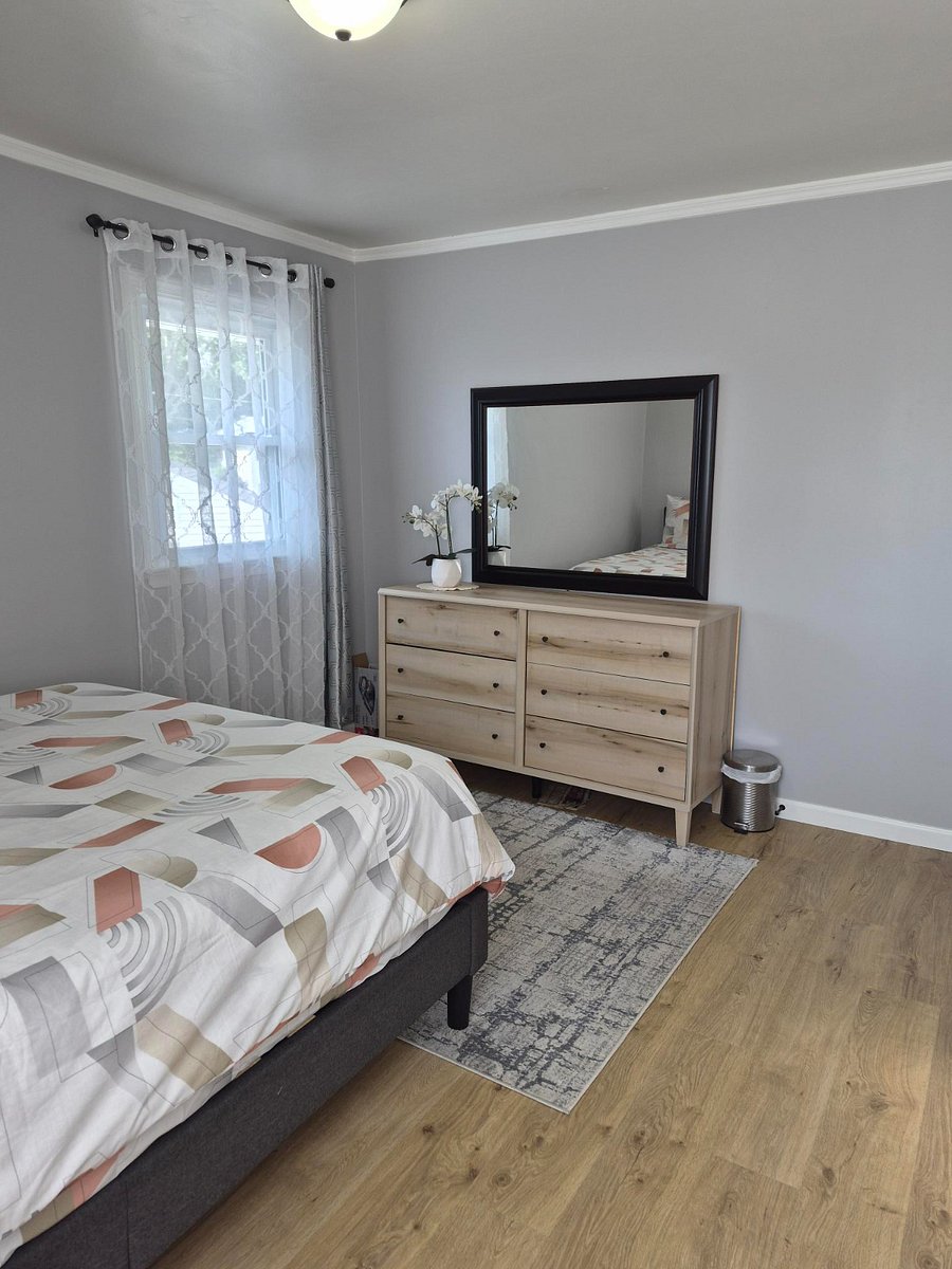 Primary Bedroom (Queen)
