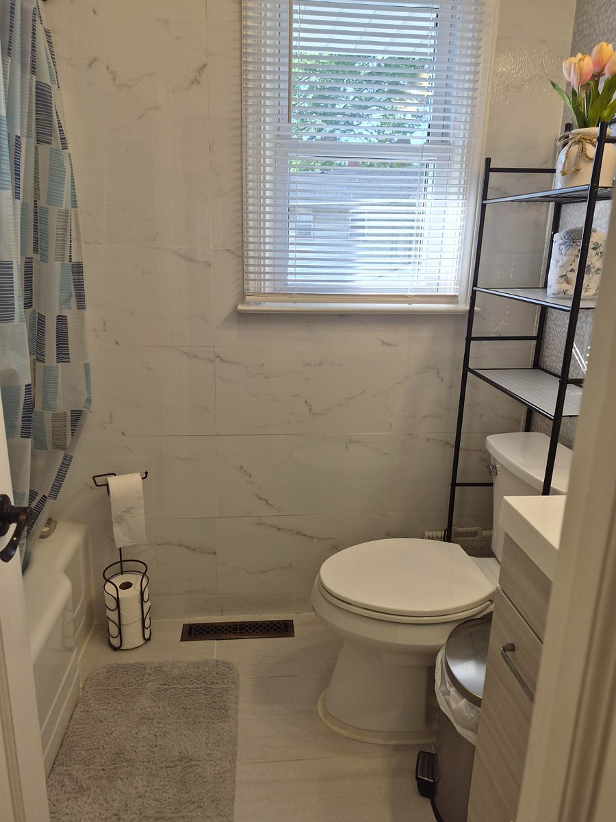 Full Bathroom 1 (Tub/Shower)