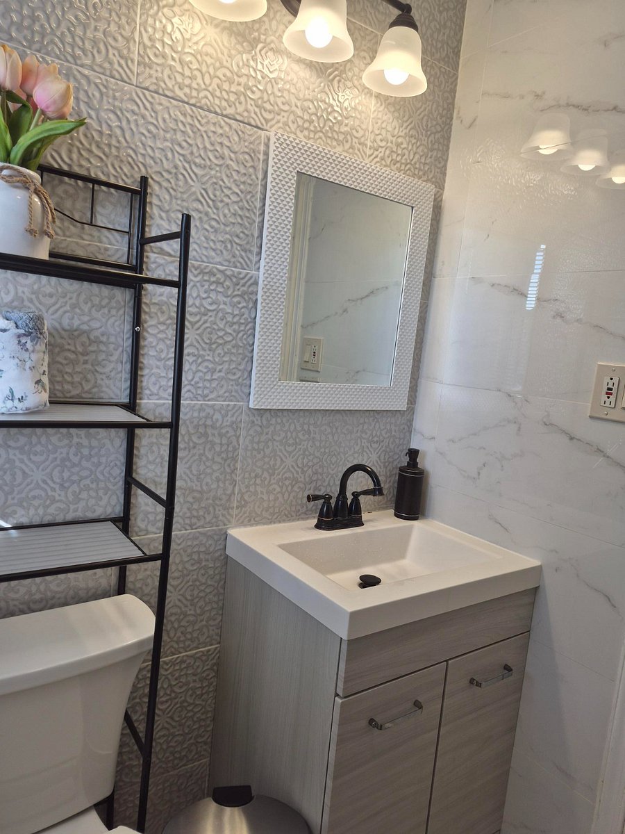 Full Bathroom 1 (Tub/Shower)