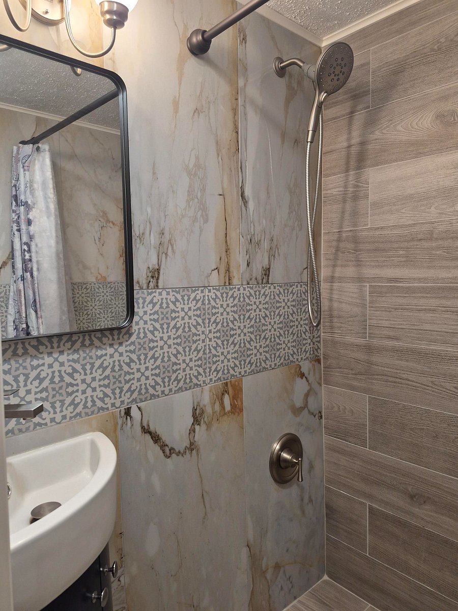 Full Bathroom 2 (Walk-In Shower)