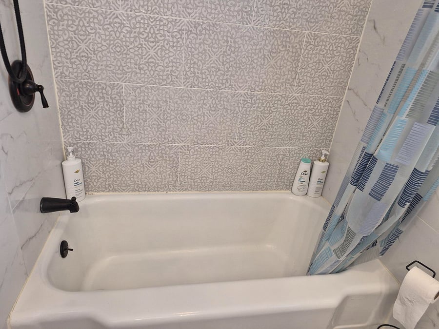 Full Bathroom 1 (Tub/Shower)