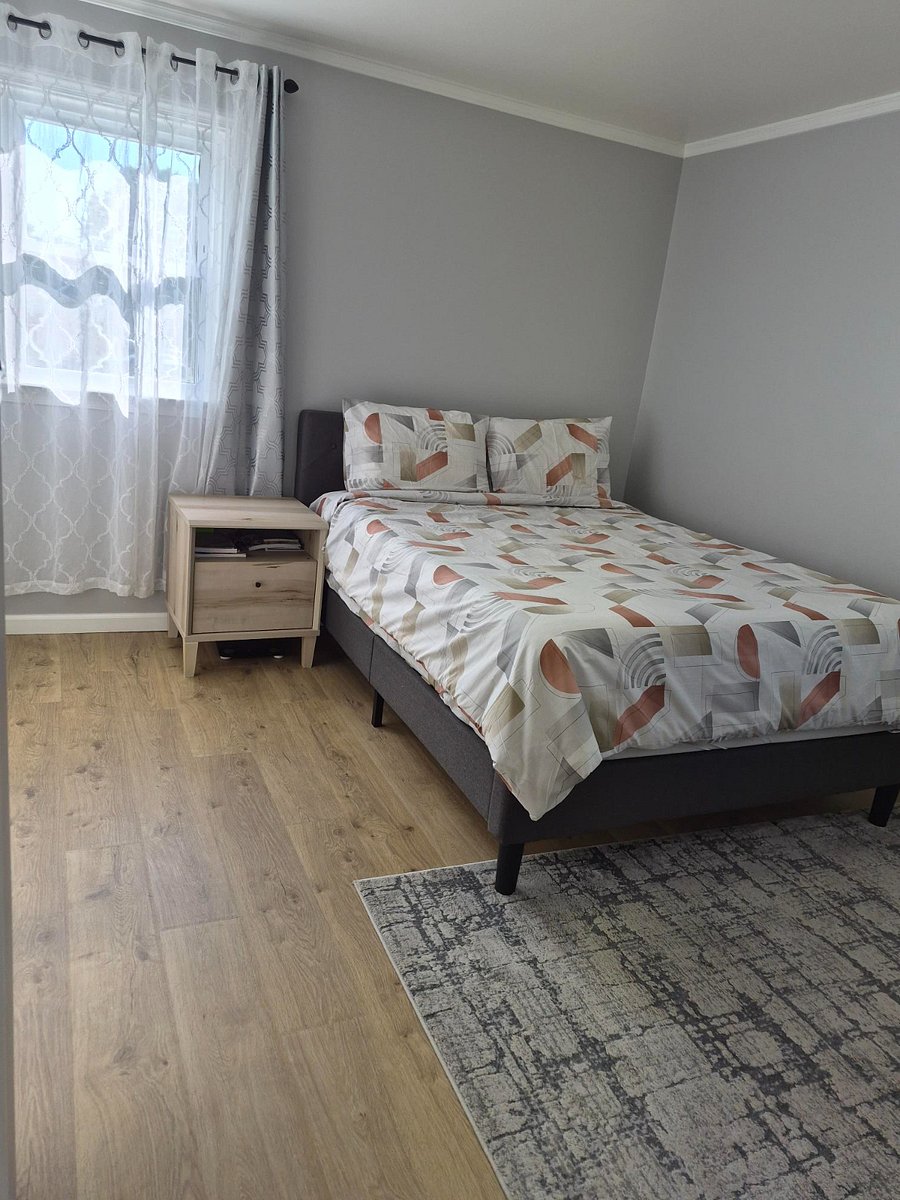 Primary Bedroom (Queen)