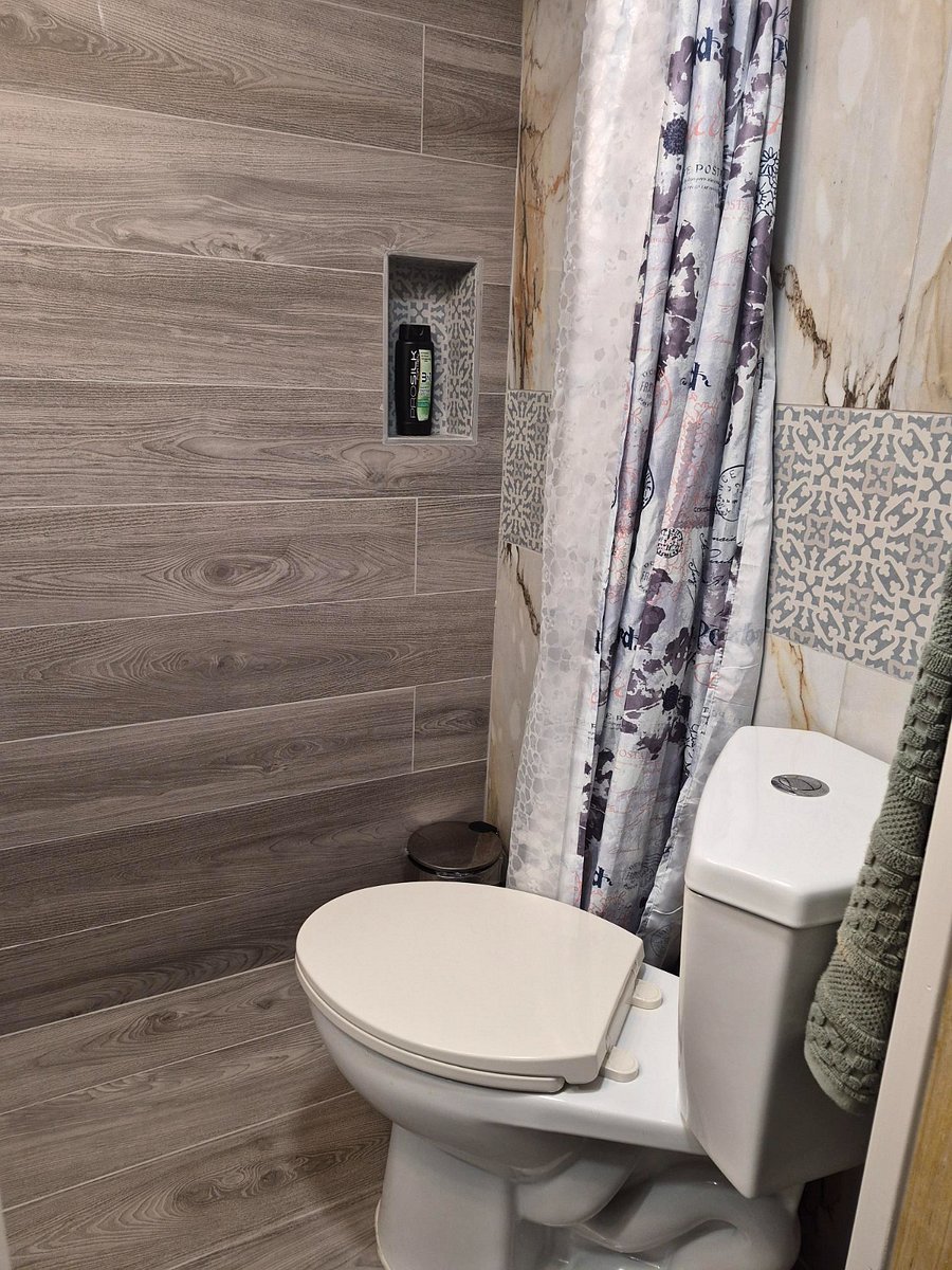 Full Bathroom 2 (Walk-In Shower)