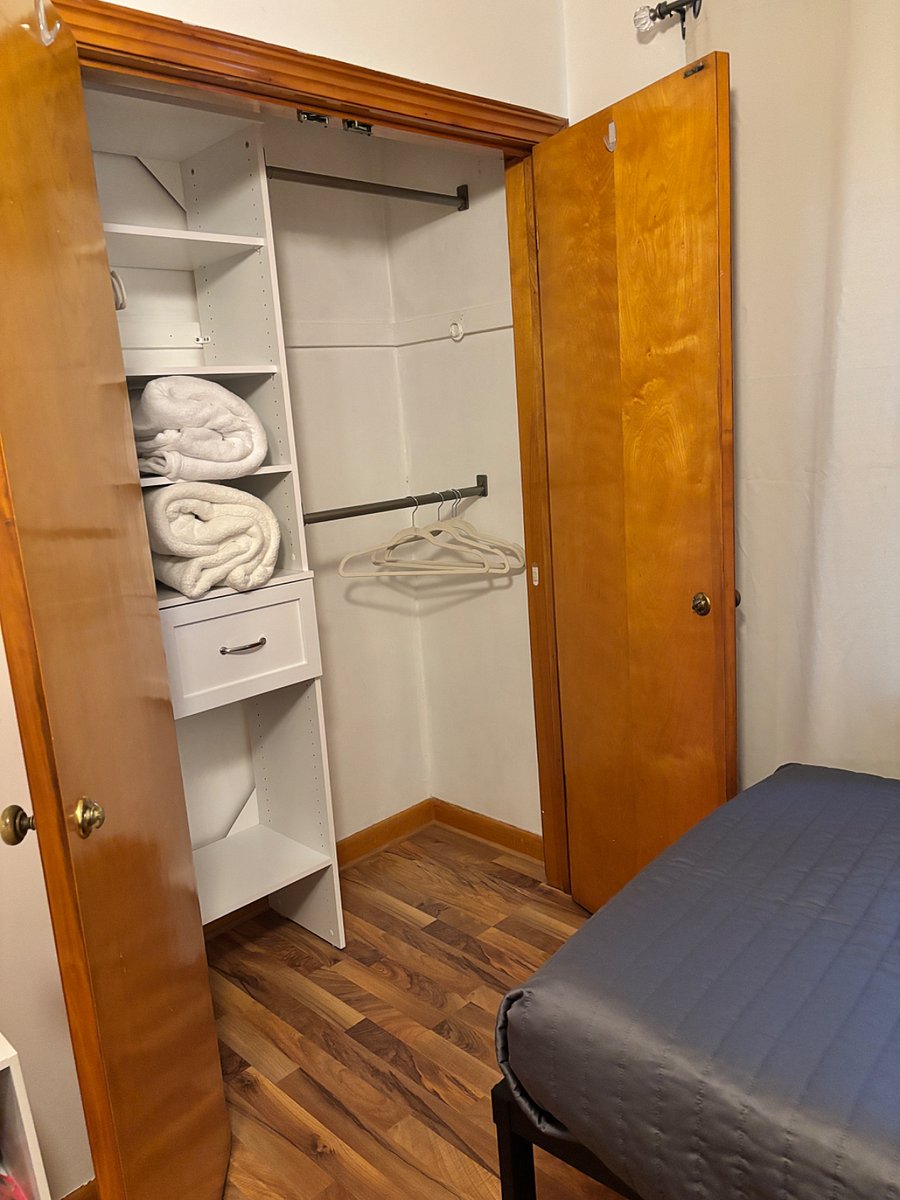 Closet in twin-beds bedroom