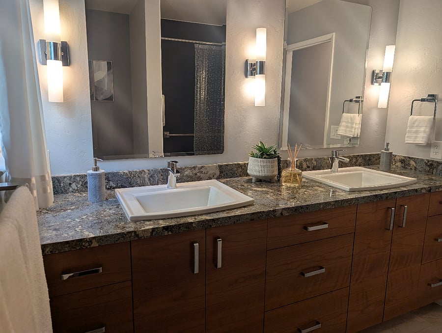 Master bathroom (2nd floor)