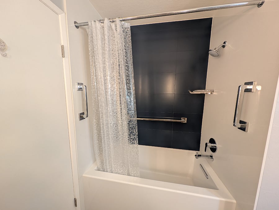 Master bathroom (2nd floor)