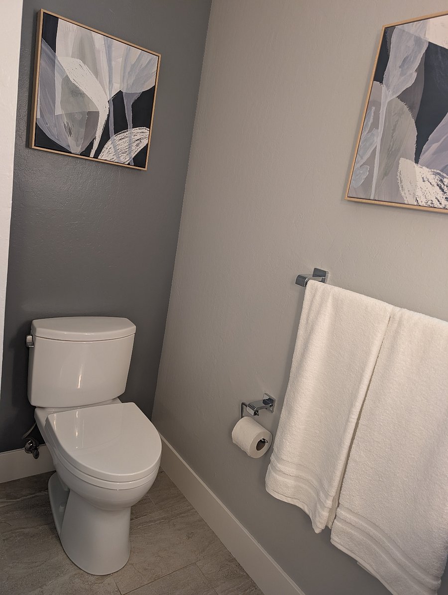 Master bathroom (2nd floor)