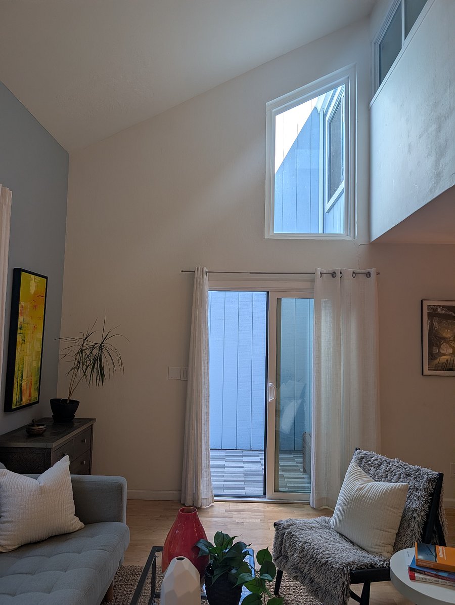 Living room (1st floor) - view on door to backyard