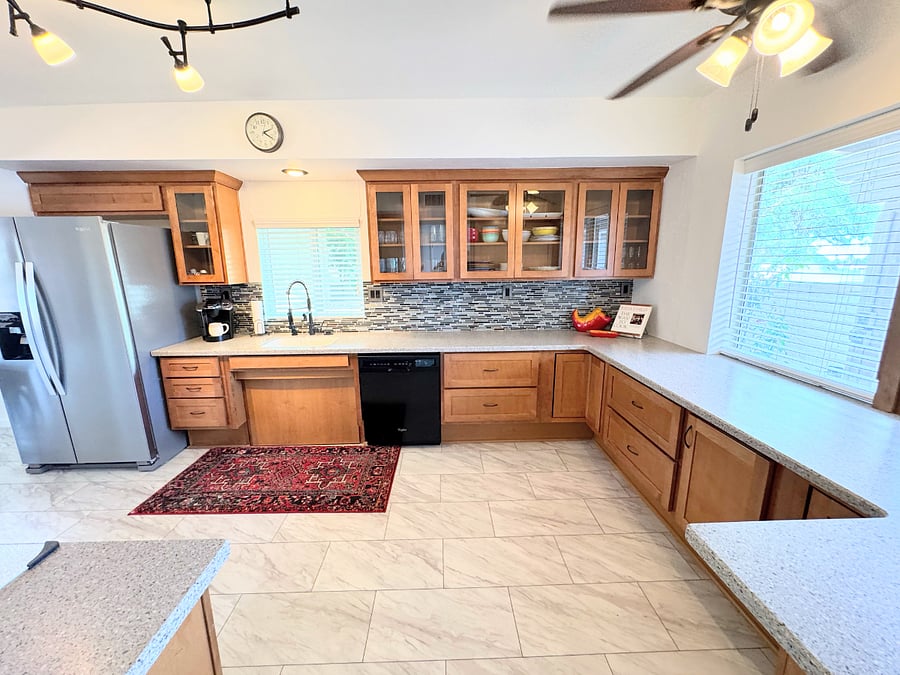 Fully equipped Kitchen...new Frigerator & oven