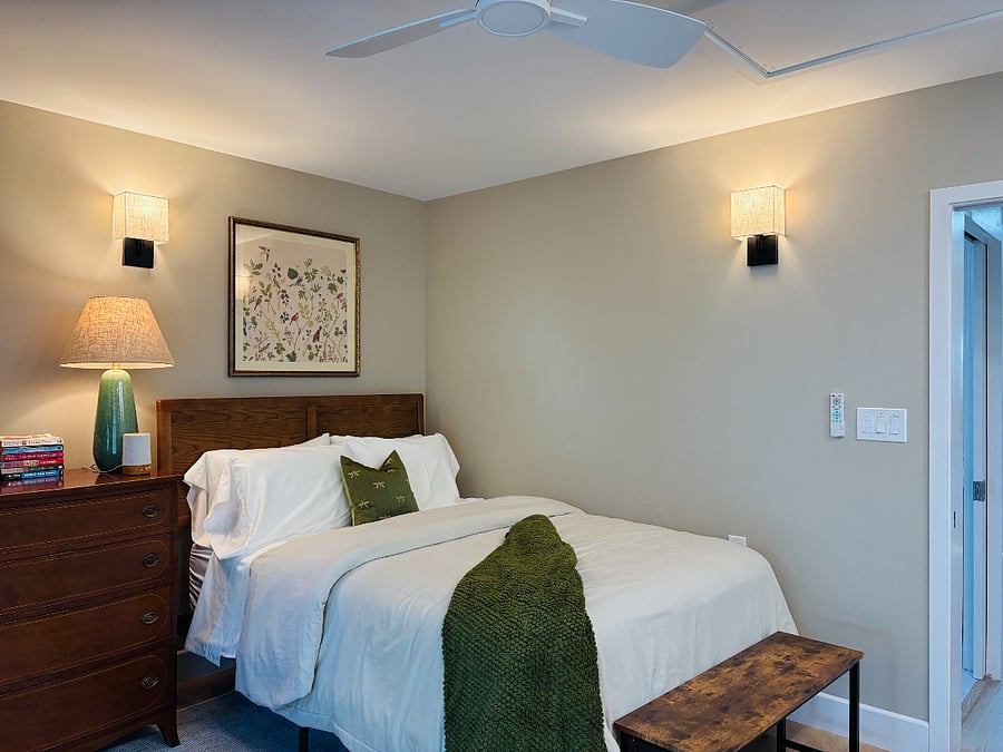 Queen bed, wall sconces on dimmer switch, ceiling fan w/ remote