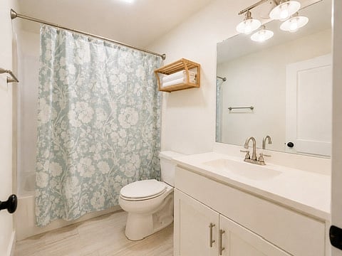 2nd floor full bathroom
