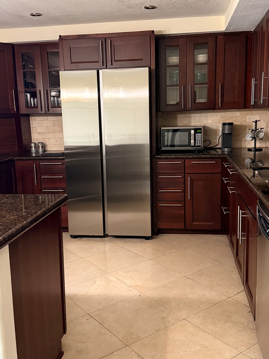Customed Kitchen Cabinets and Storage