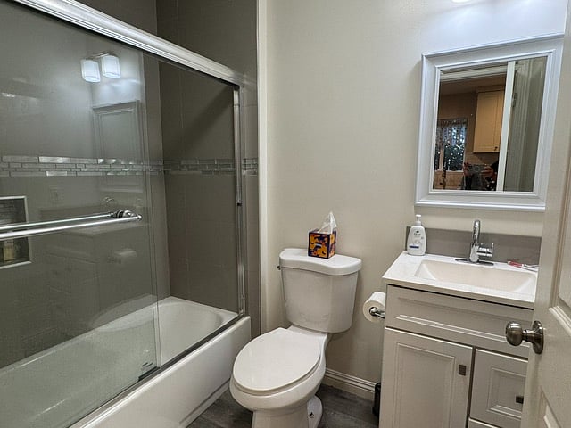 Main bathroom with combo shower and tub