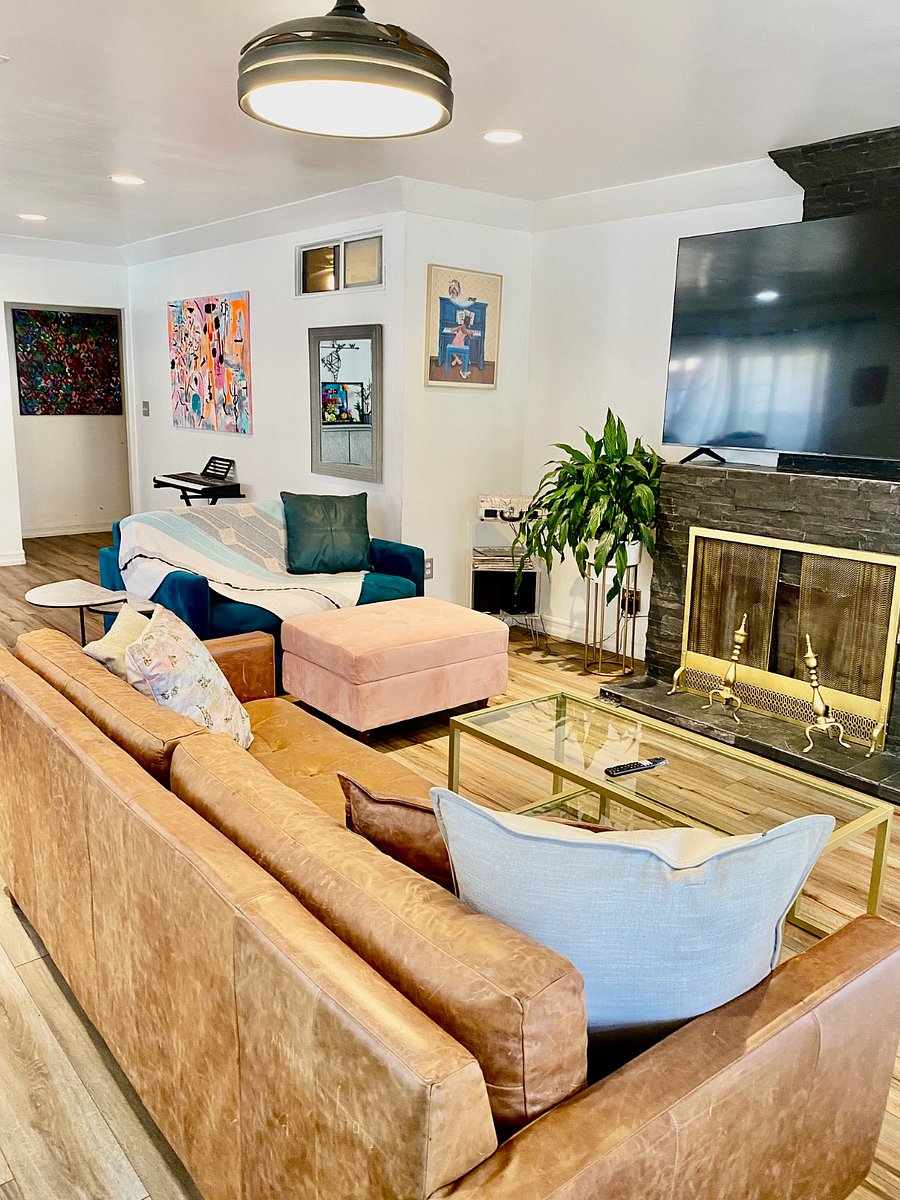 Large living room. Green sofa also pulls out!