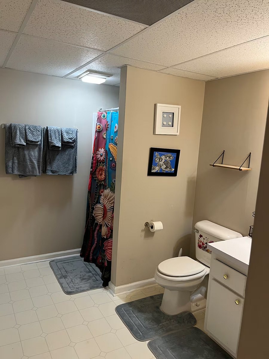 Shower with towels 