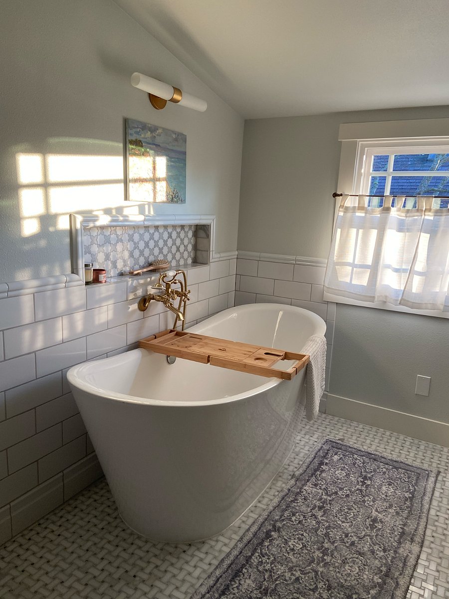 Soaking tub with salts provided!