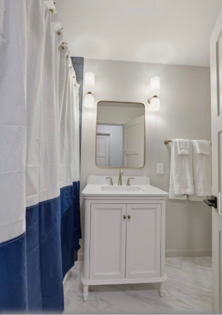 Hall Bath with Tub/Shower