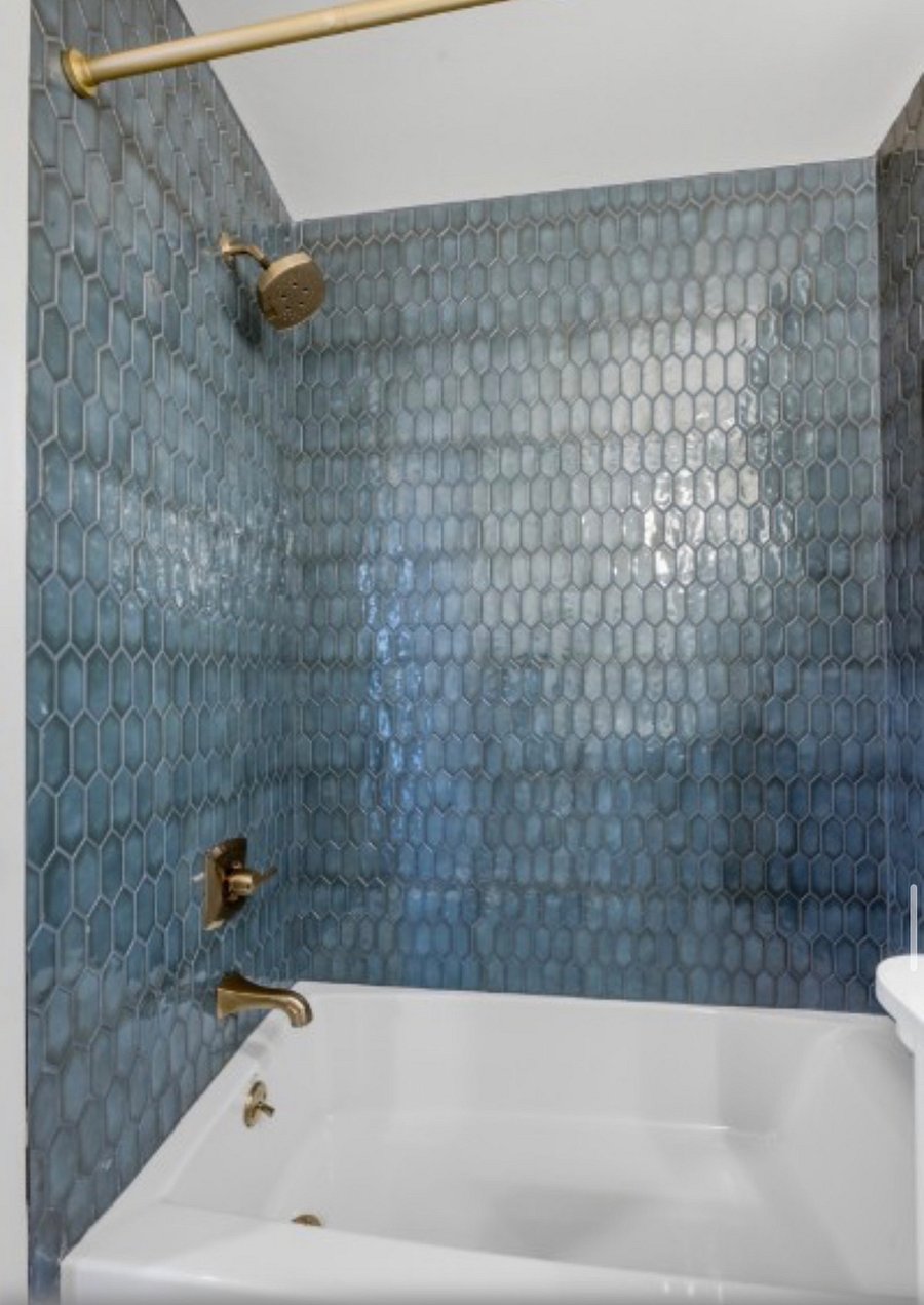 Hall Bath tub/shower