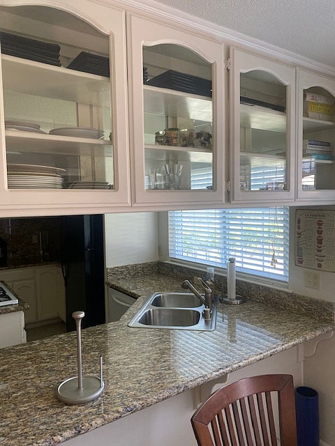Dinette to Kitchen