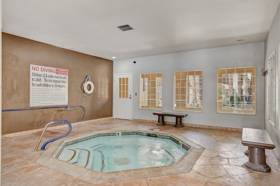 Indoor Jacuzzi - 24/7