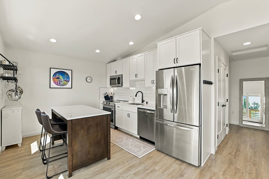 Brand new major stainless appliances.
Air fryer, drip coffee maker, toaster, blender.