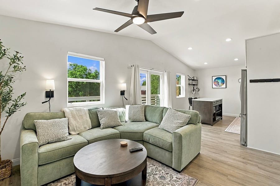 Super comfy sofa with cozy corner seat! This coffee table has a convenient "lift top" that turns the sofa into a workstation!
