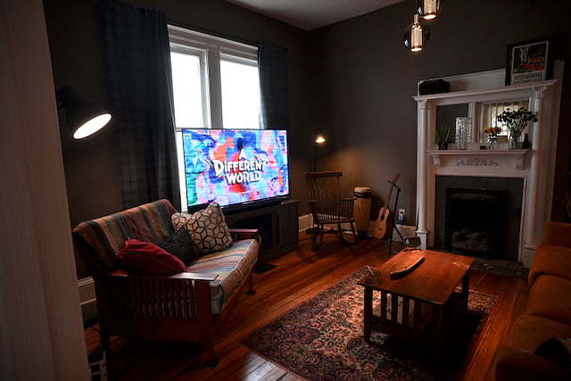 Den with 65" Smart TV. Fast wifi throughout house.