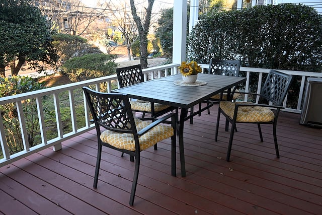 Front Porch seating area. Wifi works here too. 