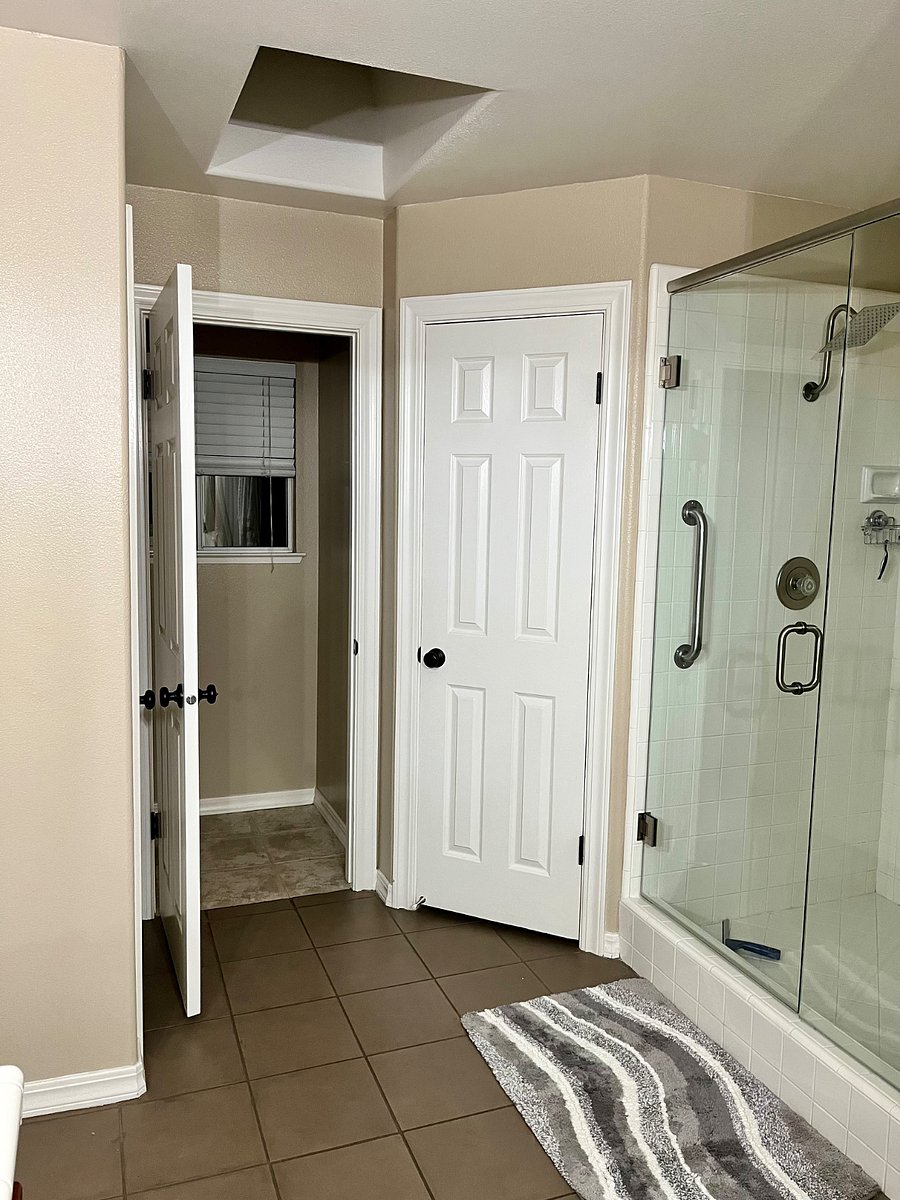 Primary bedroom bathroom