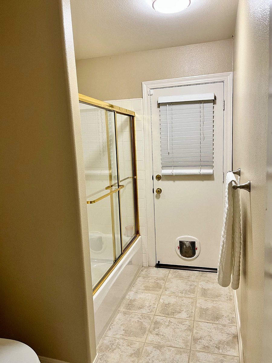 Guest bathroom shower / tub