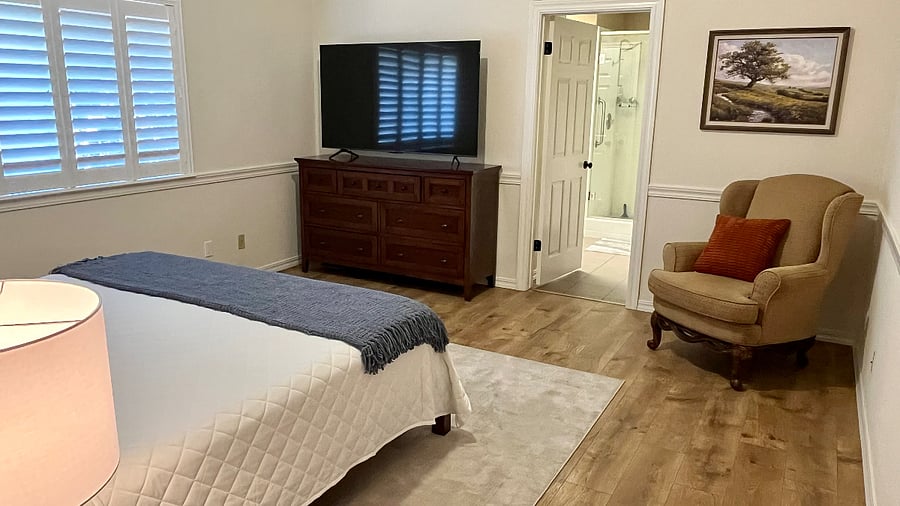 Primary bedroom / King bed
65 Smart TV