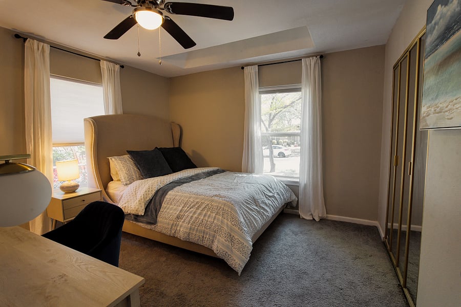 Main bedroom with queen bed & full bathroom