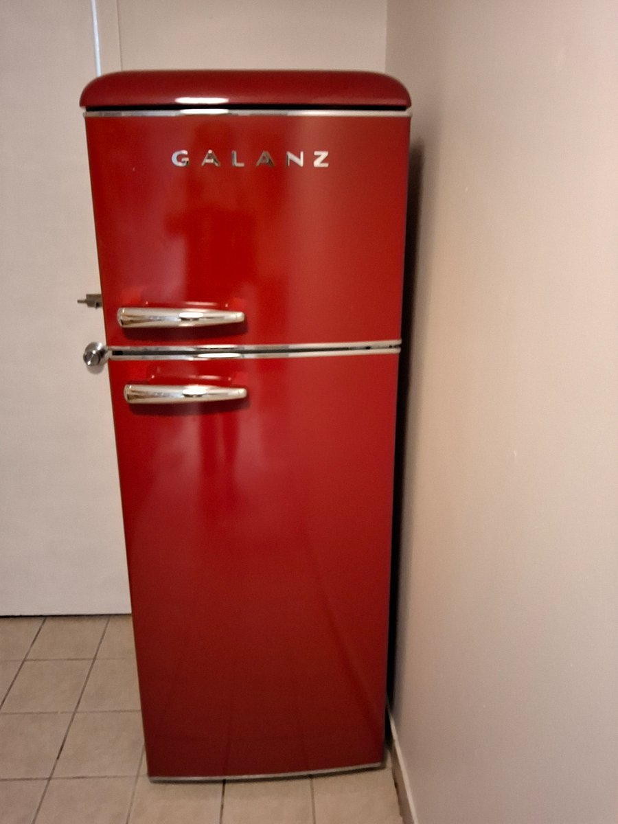 Apartment-sized refrigerator