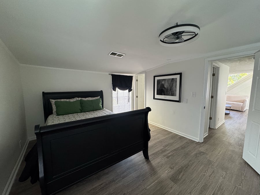 Upstairs Master Bedroom - Queen Size Bed 